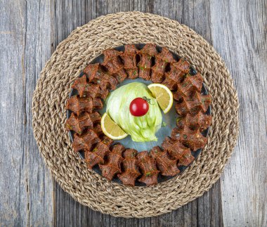 Geleneksel Türk aperatifi lavaşlı Cigkofte, malzemeler çiğ, et bulgur, soğan, domates ezmesi, kırmızı biber ve tuz. Türk yerel çiğ gıda kavramı.