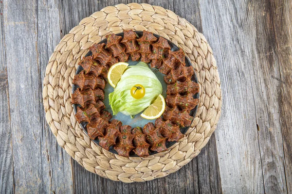 Traditionelle Türkische Vorspeise Cigkofte Mit Lavasch Zutaten Sind Roh Fleischbulgur — Stockfoto