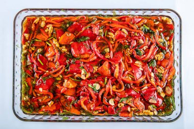 Izgarada pişmiş kırmızı biber. Kızarmış biber aperatifi. Aperatif, kavrulmuş turşu, ahşap arka planda bir kasede tatlı kırmızı biber..