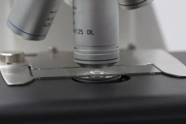 실험실에서 현미경으로 표본을 현미경은 실험실에서의 교육적 실연을 수행하는 — 스톡 사진