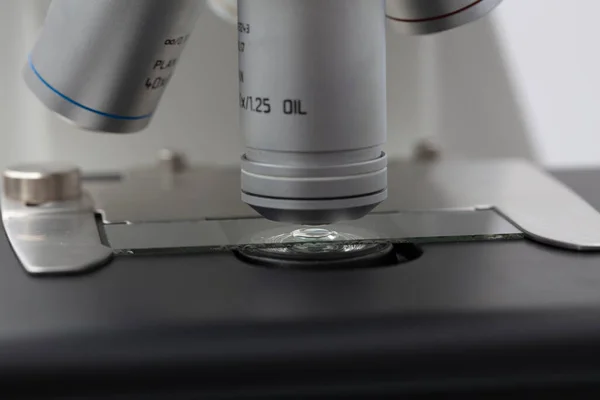 Εξέταση Του Δείγματος Στο Μικροσκόπιο Στο Εργαστήριο Οπτικό Μικροσκόπιο Χρησιμοποιείται — Φωτογραφία Αρχείου