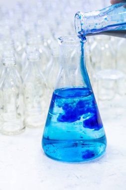 Erlenmeyer 'de mavi solüsyon (metilen mavisi), kimya laboratuvarında deneyler.