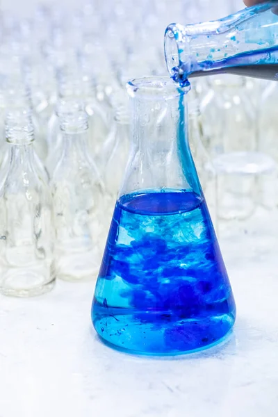 Solution Bleue Bleu Méthylène Dans Erlenmeyer Expériences Laboratoire Chimie — Photo