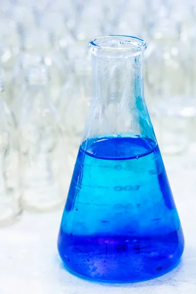 Solução Azul Azul Metileno Erlenmeyer Experimentos Laboratório Química — Fotografia de Stock