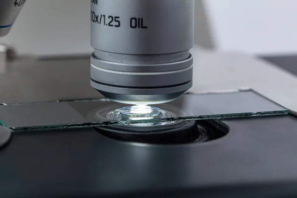 光镜物镜下浸油分布 石油浸渍是一种高分辨率光学显微镜技术 — 图库照片