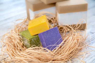 Çiçekli el yapımı sabunlar, spa organik sabunlar. Doğal yağlardan ve bitkilerden yapılan el yapımı sabun..