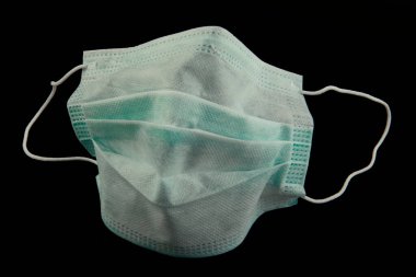 Coronavirus önleme yüz maskesi koruması. Plastik kulaklıklı cerrahi maske. Ağız ve burnu örtmek için tipik 3 katlı cerrahi maske. Bakterilerin prosedür maskesi. Koruma kavramı.