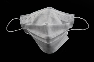 Coronavirus önleme yüz maskesi koruması. Plastik kulaklıklı cerrahi maske. Ağız ve burnu örtmek için tipik 3 katlı cerrahi maske. Bakterilerin prosedür maskesi. Koruma kavramı.