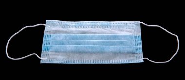 Coronavirus önleme yüz maskesi koruması. Plastik kulaklıklı cerrahi maske. Ağız ve burnu örtmek için tipik 3 katlı cerrahi maske. Bakterilerin prosedür maskesi. Koruma kavramı.