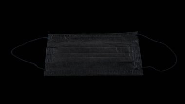 Coronavirus önleme yüz maskesi koruması. Plastik kulaklıklı cerrahi maske. Ağız ve burnu örtmek için tipik 3 katlı cerrahi maske. Bakterilerin prosedür maskesi. Koruma kavramı.