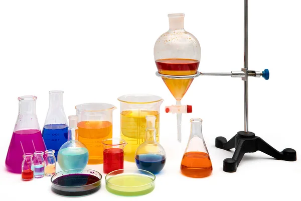Chemische Laborgläser Mit Verschiedenfarbigen Flüssigkeiten Auf Dem Tisch Laborforschung Wissenschaftliche — Stockfoto