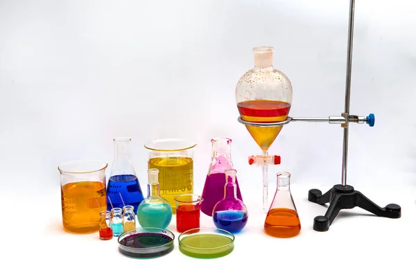 Χημικό Εργαστήριο Γυάλινα Σκεύη Διάφορα Χρωματιστά Υγρά Στο Τραπέζι Εργαστηριακή — Φωτογραφία Αρχείου