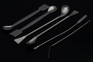 Spatula, Spoon-Metal Laboratuvarı ekipmanları. Laboratuvarda kullanılan spatuar spatulaları ve mikro kepçe reaksiyonları..