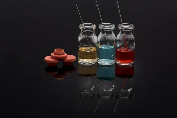 Glasflaschen Mit Farbiger Medizinflüssigkeit Mit Kapillaren Rote Gelbe Und Blaue — Stockfoto