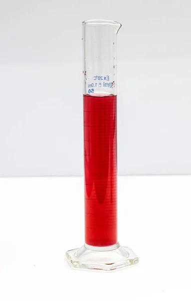 Chemieflasche Laborgläser Chemikalien Messzylinder Mit Lösung Isoliert Auf Weißem Hintergrund — Stockfoto