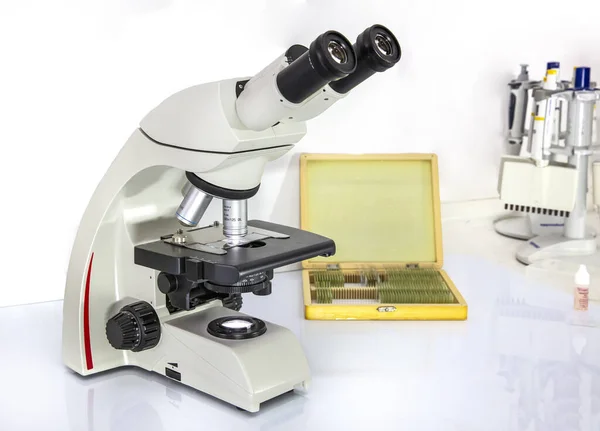 Lente Laboratorio Del Microscopio Microscopio Sobre Fondo Blanco Ciencia Tecnología — Foto de Stock