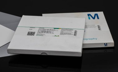 İstanbul, Türkiye - Ekim 04, 2020; Analitik Kromatografi, TLC Silica jeli 60 F254 - 25 Alüminyum yaprak 20 * 20.