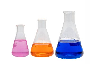 Beyaz arkaplanda izole edilmiş çok renkli çözümler içeren Erlenmeyer şişelerinin farklı boyutları