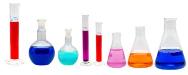 Erlenmeyer, mezun olmuş silindir, beyaz arka planda izole edilmiş çok renkli çözümler içeren reaksiyon şişesi gibi bazı cam laboratuvar ekipmanlarının farklı boyutları ve şekilleri.