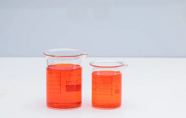 色液でビーカー 溶液化学 白い背景の上に液体の色を持つ研究室のビーカー — ストック写真