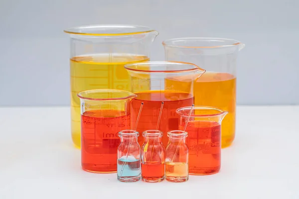 Beaker Con Líquido Color Química Soluciones Vaso Precipitados Laboratorio Con —  Fotos de Stock
