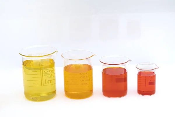 Стакан Цветной Жидкостью Химия Решений Лабораторный Стакан Цветной Жидкостью Белом — стоковое фото