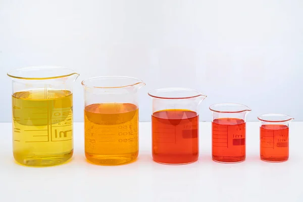 Beaker Con Líquido Color Química Soluciones Vaso Precipitados Laboratorio Con — Foto de Stock