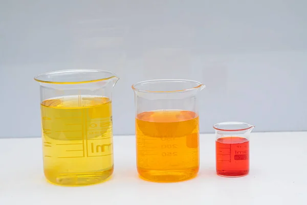 Zlewka Kolorową Cieczą Chemia Rozwiązania Zlewka Laboratoryjna Kolorowym Płynem Białym — Zdjęcie stockowe