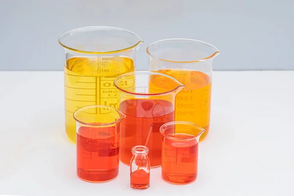 Becher Con Liquido Colore Chimica Delle Soluzioni Becher Laboratorio Con — Foto Stock