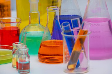 Laboratuvar ekipmanları. Cam tüpler, matara, erlenmeyer, beher, petri kabı, balon ve diğer kimya ve ilaç laboratuarlarının ölçüm aletleri. Bilim deneyleri ya da ölçümler için test ekipmanları.