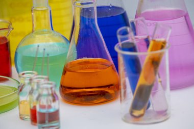 Laboratuvar ekipmanları. Cam tüpler, matara, erlenmeyer, beher, petri kabı, balon ve diğer kimya ve ilaç laboratuarlarının ölçüm aletleri. Bilim deneyleri ya da ölçümler için test ekipmanları.