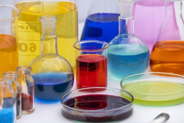 Laboratuvar ekipmanları. Cam tüpler, matara, erlenmeyer, beher, petri kabı, balon ve diğer kimya ve ilaç laboratuarlarının ölçüm aletleri. Bilim deneyleri ya da ölçümler için test ekipmanları.