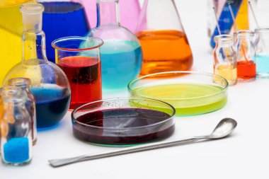 Laboratuvar ekipmanları. Cam tüpler, matara, erlenmeyer, beher, petri kabı, balon ve diğer kimya ve ilaç laboratuarlarının ölçüm aletleri. Bilim deneyleri ya da ölçümler için test ekipmanları.