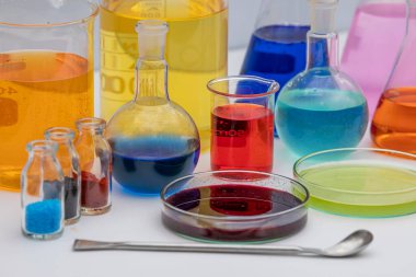 Laboratuvar ekipmanları. Cam tüpler, matara, erlenmeyer, beher, petri kabı, balon ve diğer kimya ve ilaç laboratuarlarının ölçüm aletleri. Bilim deneyleri ya da ölçümler için test ekipmanları.