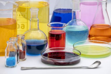 Laboratuvar ekipmanları. Cam tüpler, matara, erlenmeyer, beher, petri kabı, balon ve diğer kimya ve ilaç laboratuarlarının ölçüm aletleri. Bilim deneyleri ya da ölçümler için test ekipmanları.