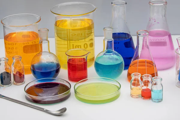 Εργαστηριακός Εξοπλισμός Γυάλινοι Σωλήνες Φιάλη Erlenmeyer Ποτήρι Ζέσεως Τρυβλίο Petri — Φωτογραφία Αρχείου