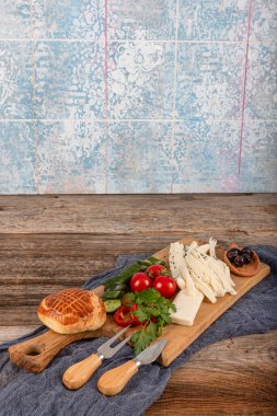 Tel peynir ve peynir kremi. Türk peyniri. Doğal Taze Taze Peynir İplik Peyniri ya da ahşap servis tahtasındaki Cecil peyniri. Süt ürünleri.