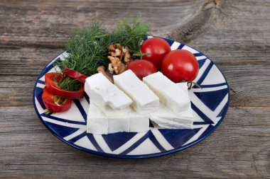 Taze köy peyniri. Taze inek sütünden yapılan geleneksel bir Türk köyü peyniri olan Ky Peyniri hafif, kremalı ve hafif ekşi aromalı. Kahvaltı, salata ya da sandviç için ideal..