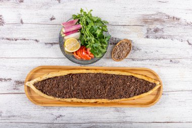 Kızarmış etli Türk Pide 'si. Geleneksel Türk fırında pide. Türk pizzası pidesi. Kıymalı küp pide (Türkçe adı: Kiyma Kusbasi pidesi).