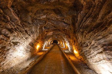 Türkiye 'nin Doğu Anadolu Bölgesi' ndeki Tuzluca 'daki Tuz Terapi Merkezi' nin tuz mağarasında bir panorama. Tuz madenciliğinin bir kalıntısı olan devasa tuz mağarası artık bir haloterapi alanı olarak kullanılıyor. Igdir, Türkiye.