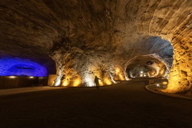 Türkiye 'nin Doğu Anadolu Bölgesi' ndeki Tuzluca 'daki Tuz Terapi Merkezi' nin tuz mağarasında bir panorama. Tuz madenciliğinin bir kalıntısı olan devasa tuz mağarası artık bir haloterapi alanı olarak kullanılıyor. Igdir, Türkiye.