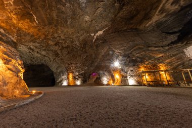 Türkiye 'nin Doğu Anadolu Bölgesi' ndeki Tuzluca 'daki Tuz Terapi Merkezi' nin tuz mağarasında bir panorama. Tuz madenciliğinin bir kalıntısı olan devasa tuz mağarası artık bir haloterapi alanı olarak kullanılıyor. Igdir, Türkiye.