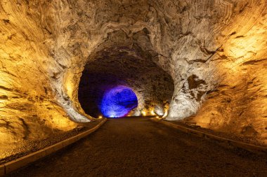 Türkiye 'nin Doğu Anadolu Bölgesi' ndeki Tuzluca 'daki Tuz Terapi Merkezi' nin tuz mağarasında bir panorama. Tuz madenciliğinin bir kalıntısı olan devasa tuz mağarası artık bir haloterapi alanı olarak kullanılıyor. Igdir, Türkiye.