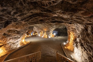 Türkiye 'nin Doğu Anadolu Bölgesi' ndeki Tuzluca 'daki Tuz Terapi Merkezi' nin tuz mağarasında bir panorama. Tuz madenciliğinin bir kalıntısı olan devasa tuz mağarası artık bir haloterapi alanı olarak kullanılıyor. Igdir, Türkiye.