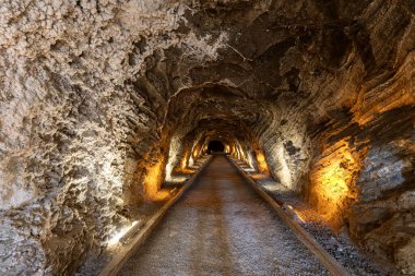 Türkiye 'nin Doğu Anadolu Bölgesi' ndeki Tuzluca 'daki Tuz Terapi Merkezi' nin tuz mağarasında bir panorama. Tuz madenciliğinin bir kalıntısı olan devasa tuz mağarası artık bir haloterapi alanı olarak kullanılıyor. Igdir, Türkiye.