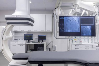 Hastanenin kalp atışlarını gösteren monitörlü odası. Kardiyovasküler ameliyat. Kalp hastalığının teşhisinde modern teknoloji. Yaşam sürdürme, izleme ve anestezi konsepti. 
