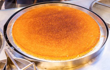 Geleneksel Türk şerbeti, Hatay kunefe, bir usta tarafından bakır kasede pişiriliyor ve ocakta döndürüyor. Hatay Kunefe 'yi kızartıyoruz. Geleneksel Türk tatlıları.