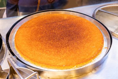 Geleneksel Türk şerbeti, Hatay kunefe, bir usta tarafından bakır kasede pişiriliyor ve ocakta döndürüyor. Hatay Kunefe 'yi kızartıyoruz. Geleneksel Türk tatlıları.