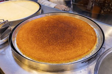 Geleneksel Türk şerbeti, Hatay kunefe, bir usta tarafından bakır kasede pişiriliyor ve ocakta döndürüyor. Hatay Kunefe 'yi kızartıyoruz. Geleneksel Türk tatlıları.