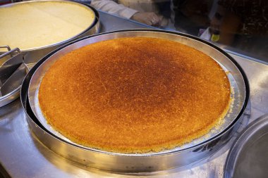 Geleneksel Türk şerbeti, Hatay kunefe, bir usta tarafından bakır kasede pişiriliyor ve ocakta döndürüyor. Hatay Kunefe 'yi kızartıyoruz. Geleneksel Türk tatlıları.